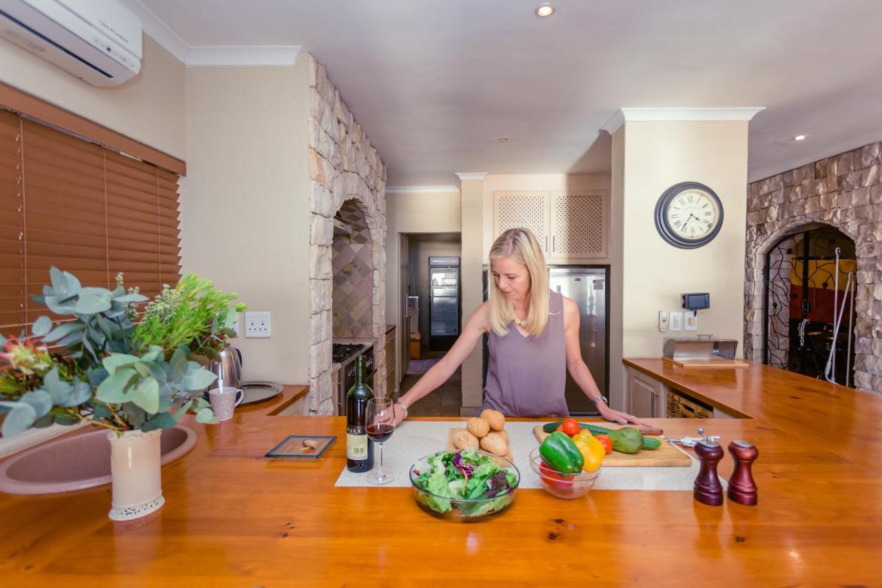 Appartamento Whale Waters Self Catering Gansbaai De Kelders Esterno foto