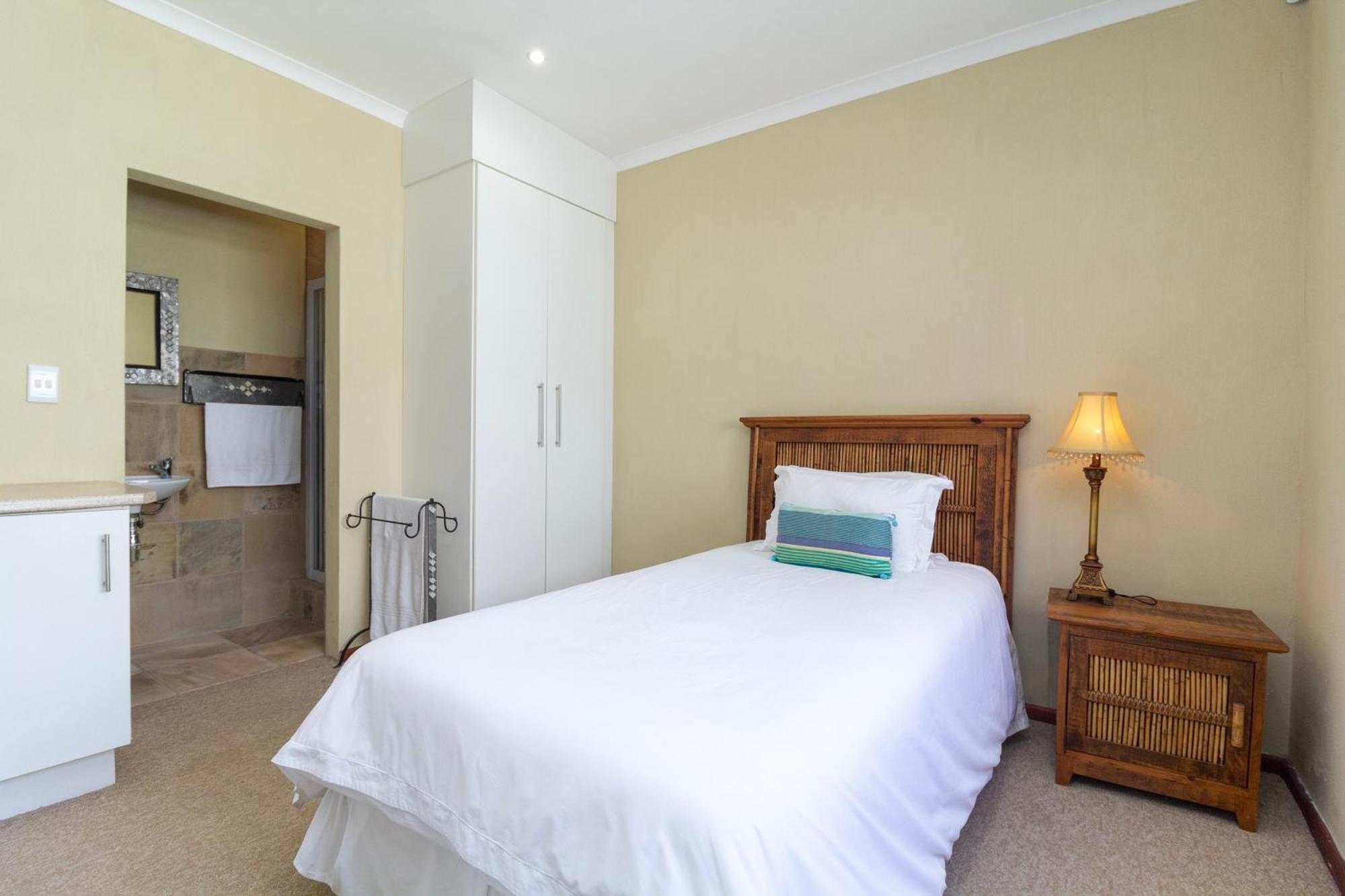 Appartamento Whale Waters Self Catering Gansbaai De Kelders Esterno foto