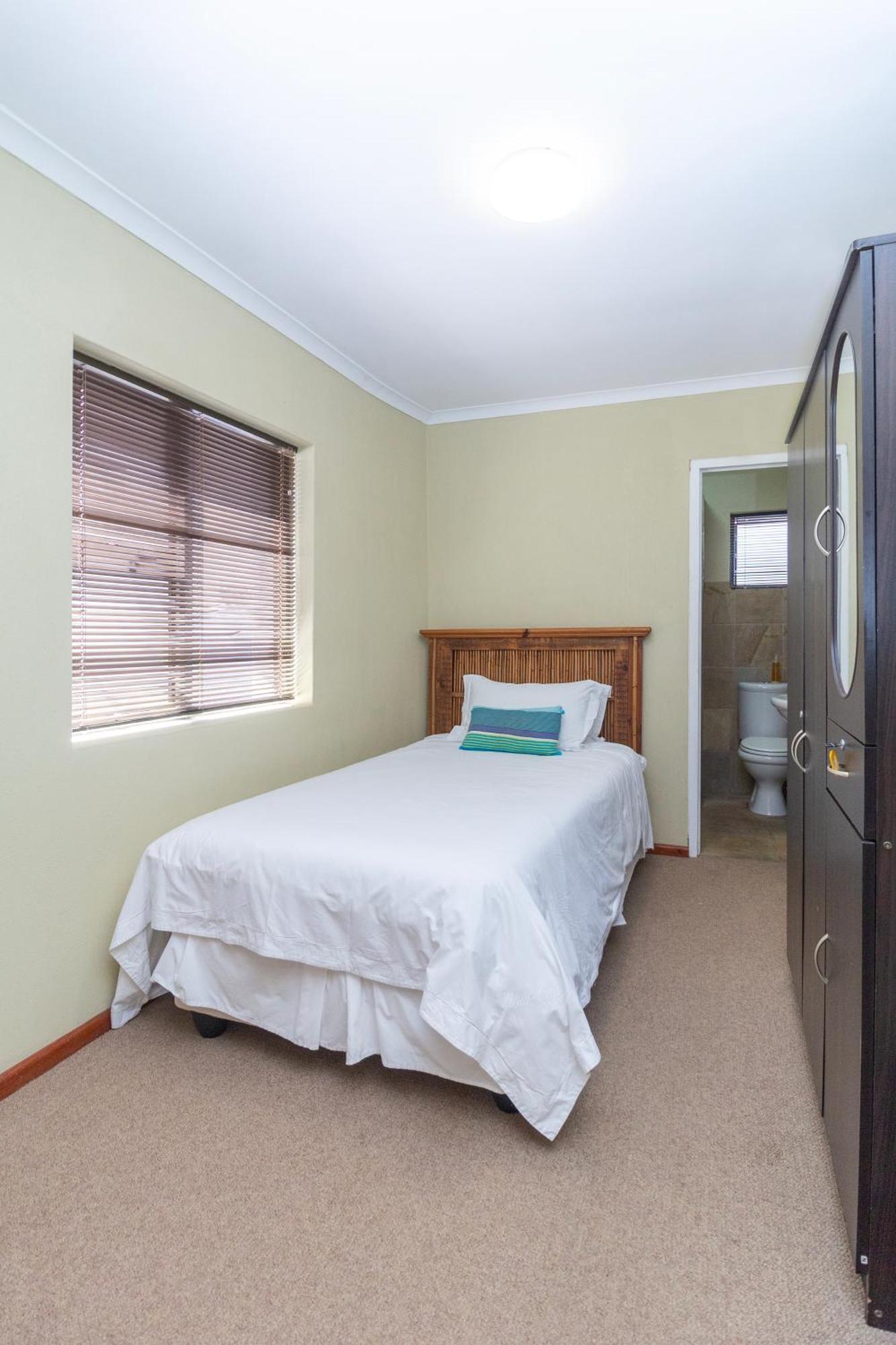 Appartamento Whale Waters Self Catering Gansbaai De Kelders Esterno foto